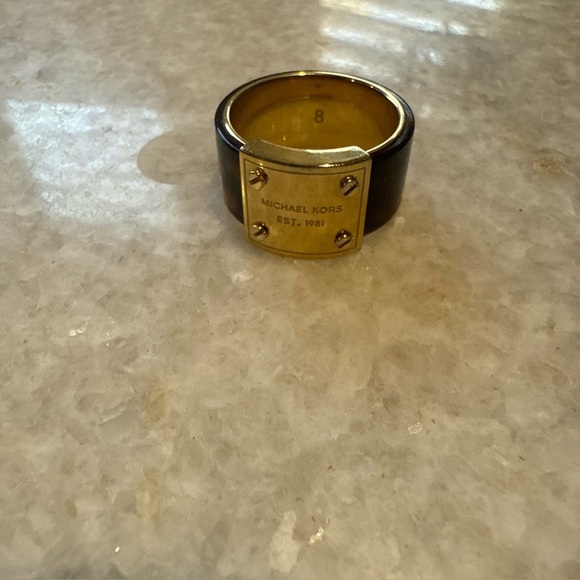 Michael Kors EST 1981 Logo Plaque Ring Gold Size 8 - Picture 1 of 5